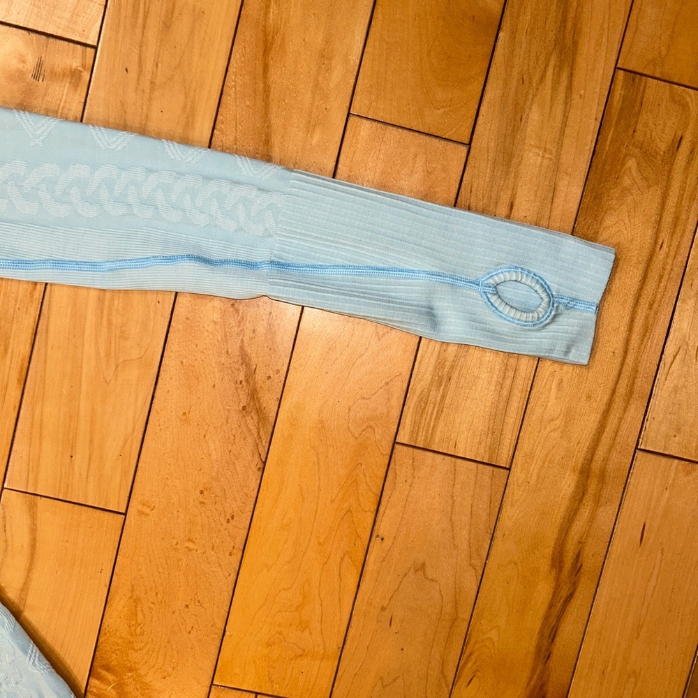 Lululemon long sleeve 2/4 - Picture 2 of 6